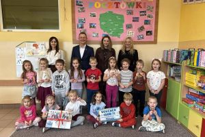 Wspólne zdjęcie dzieci z organizatorami konkursu i wygraną.