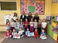 Dzieci z główną wgraną w konkursie.