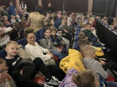 Dzieci czekają na przedstawienie teatralne.