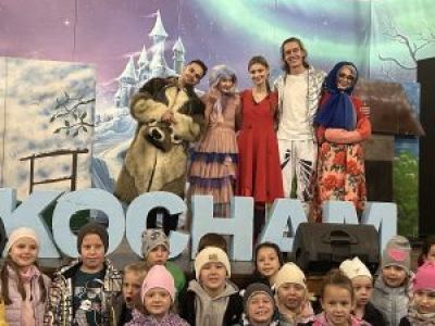 Dzieci z klasy pierwszej i drugiej na wspólnym zdjęciu z aktorami.