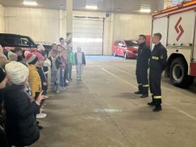 Uczniowie zwiedzają Straż Pożarną w Garwolinie.