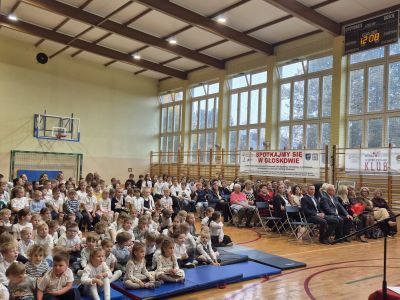 Uczniowie i zaproszeni goście, którzy oglądają akademię.