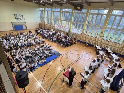 Publiczność oglądająca akademię przygotowaną przez ósmą klasę.