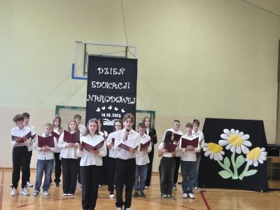 Uczniowie recytują wiersze.