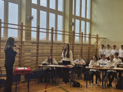 Uczniowie podczas scenki w szkole.