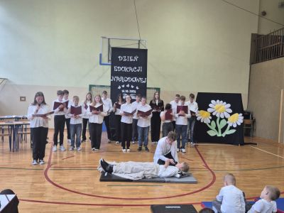 Uczniowie podczas scenki.