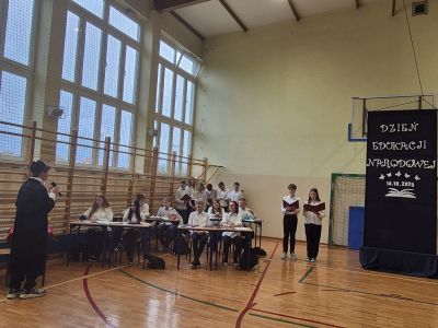 Uczniowie przedstawiają scenkę z życia szkoły.