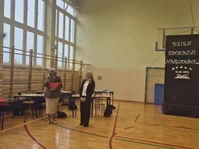 Pani Wójt składa życzenia z okazji Dnia Edukacji Narodowej i gratuluje pięknego występu.