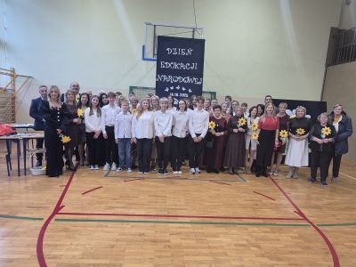 Uczniowie klasy ósmej, nauczyciele emeryci i zaproszeni goście podczas wspólnego zdjęcia.