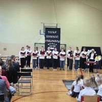 Uczniowie klasy ósmej, którzy przygotowali akademię z okazji Dnia Edukacji Narodowej.