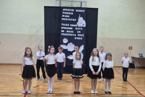 Uczniowie recytują wiersze.