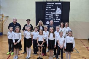 Uczniowie i rodzice na wspólnym zdjęciu.