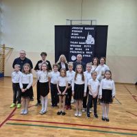 Uczniowie, rodzice i nauczyciele na wspólnym zdjęciu po akademii.