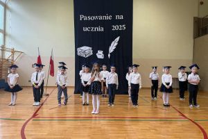 Uczniowie śpiewają piosenki.