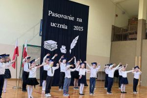 Uczniowie wykonują piosenki.