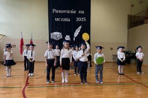 Uczniowie prezentują montaż słowno-muzyczny