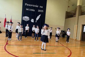 Uczennica śpiewa piosenkę.