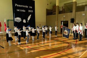 Uczniowie składają ślubowanie.