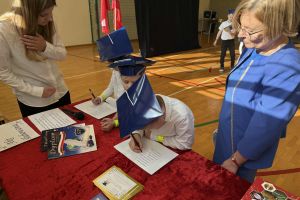 Uczniowie podpisują akt ślubowania.