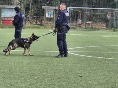 Policjanci prezentują psa policyjnego.