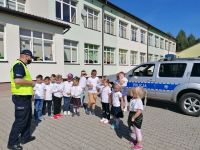 Dzieci słuchają prelekcji policjantów.