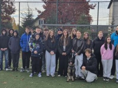 Uczniowie klasy ósmej z psem policyjnym.