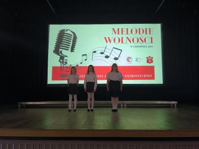 Uczennice klasy czwartej podczas występu.