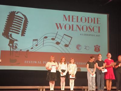 Uczennice klasy czwartej podczas rozdania dyplomów.