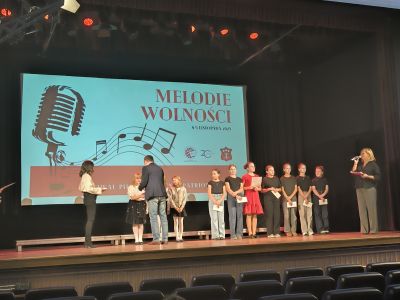 Uczennice otrzymują dyplom za wyróżnienie.