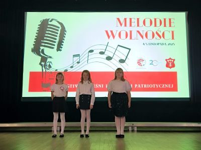 Dziewczyny z klasy czwartej w trakcie występów na scenie.