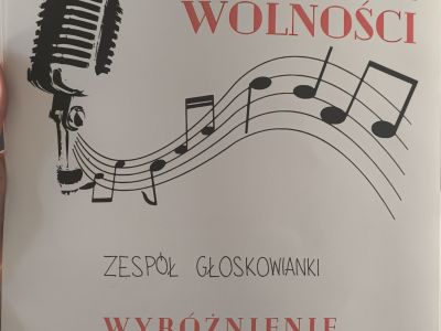 Plakat przedstawiający wyróżnienie w konkursie muzycznym.