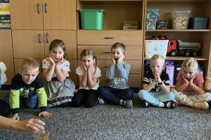 Dzieci obserwują przebieg doświadczenia.