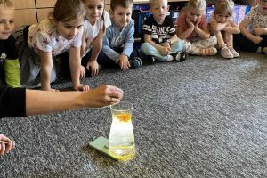 Nauczyciel prowadzi doświadczenie dla dzieci.