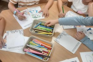 Dzieci wykonują pracę plastyczną.