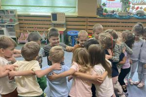 Dzieci przytulają się.