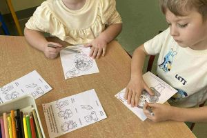 Przedszkolaki kolorują kolorowanki