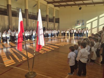 Społeczność szkolna w oczekiwaniu na odśpiewanie hymnu.