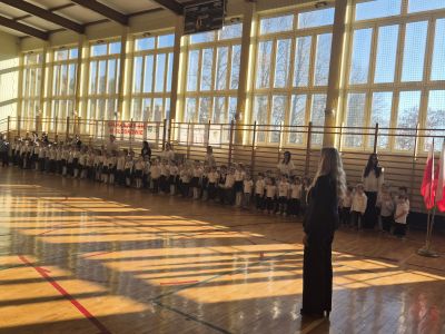 Pani Dyrektor wydaje komendę o odśpiewanie hymnu.