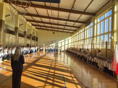 Uczniowie naszej szkoły śpiewają hymn państwowy.