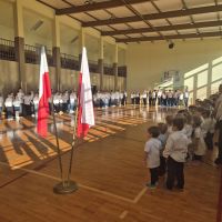 Uczniowie podczas oczekiwania na odśpiewanie Hymnu Polski.