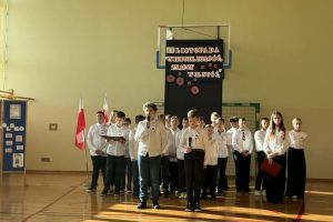 Uczniowie wykonują piosenki.