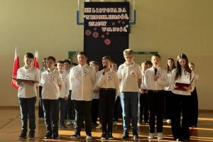 Uczniowie prezentują montaż słowno-muzyczny.