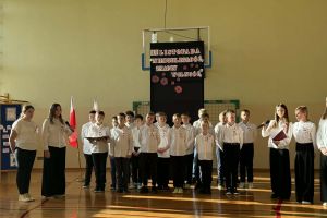 Uczniowie prezentują swoje umiejętności recytatorskie.