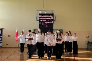 Uczniowie recytują wiersze i wykonują utwory muzyczne.