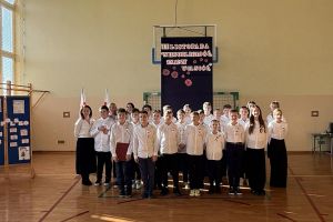 Uczniowie i nauczyciele na wspólnym zdjęciu po akademii.