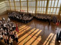 Cała społeczność szkolna śpiewa hymn.