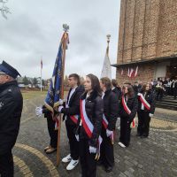 Reperzentacja uczniów klasy ósmej reprezentujaca naszą szkołę w obchodach Święta Niepodległości w Borowiu.
