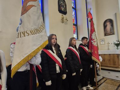 Uczniowie klasy ósmej ze sztandarem podczas Mszy Świętej.