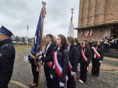 Uczniowie ze sztandarem przed kościołem w Borowiu.