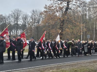Uczniowie ze sztandarem idą w pochodzie ulicami  Borowia.